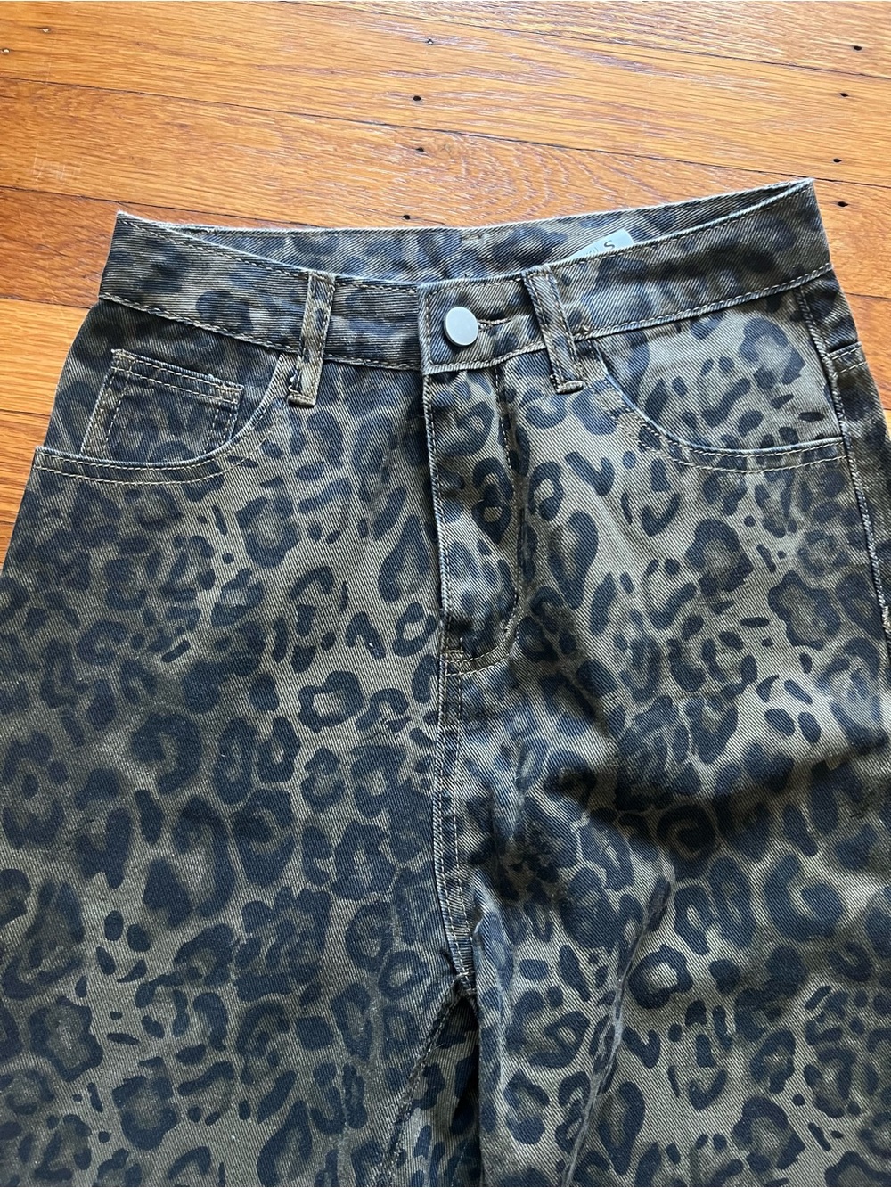 Wide Leg High Ride Leopard Print Jeans - S - Picture 2 of 6
